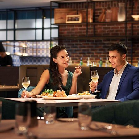 Doubletree By Hilton Shah Alam I-City Exteriér fotografie A couple dining at a restaurant