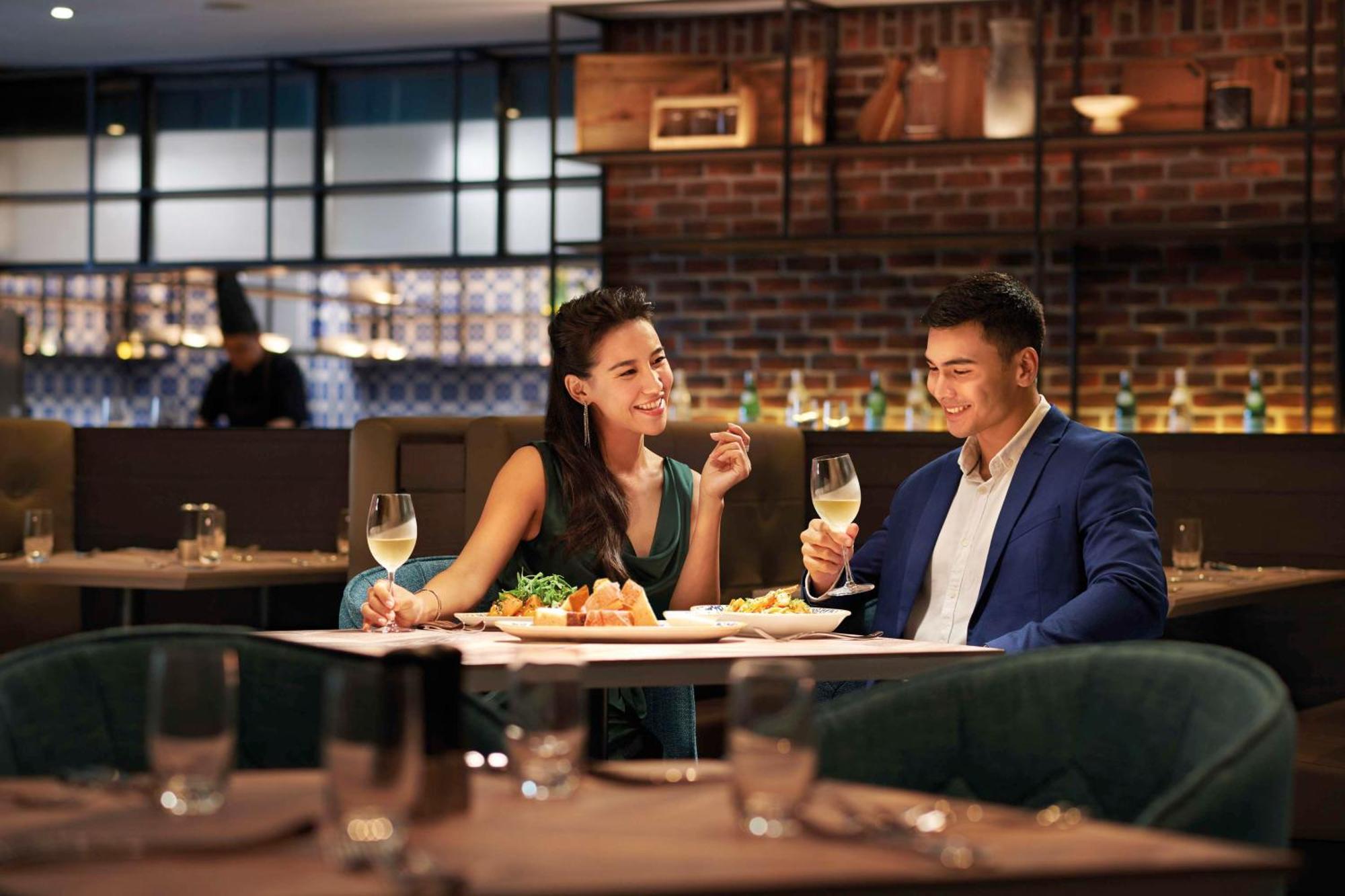 Doubletree By Hilton Shah Alam I-City Exteriér fotografie A couple dining at a restaurant